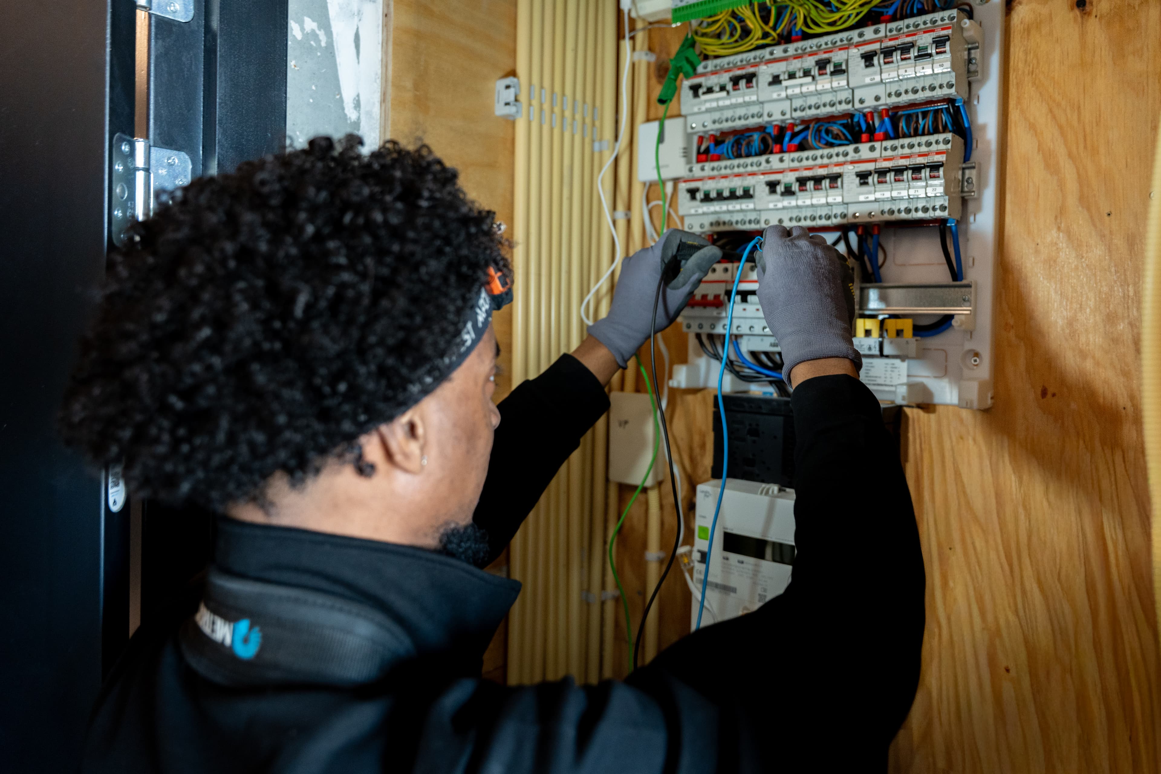 Technical Teamwork monteur werkt aan groepenkast