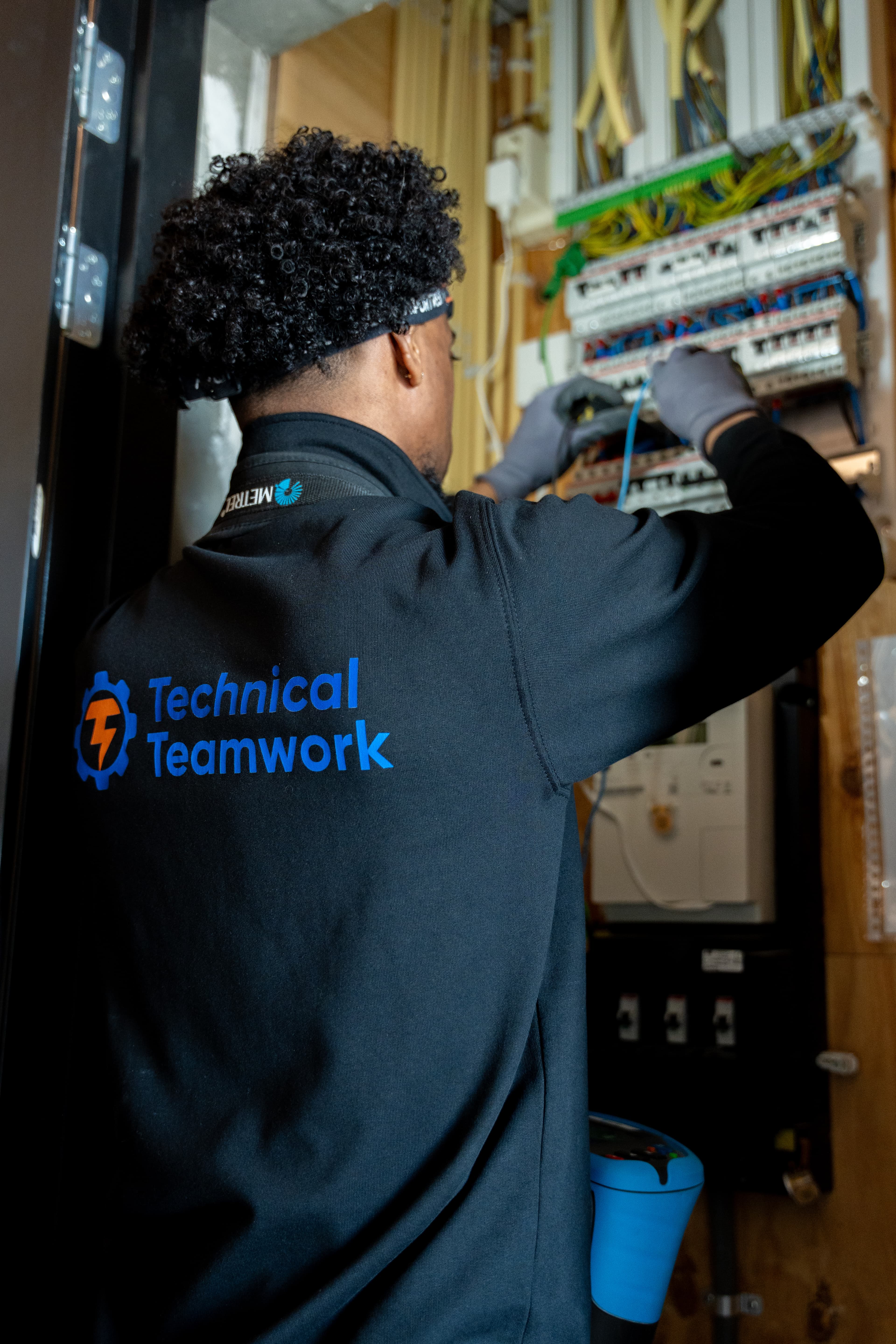 Technical Teamwork monteur installeert thuisbatterij